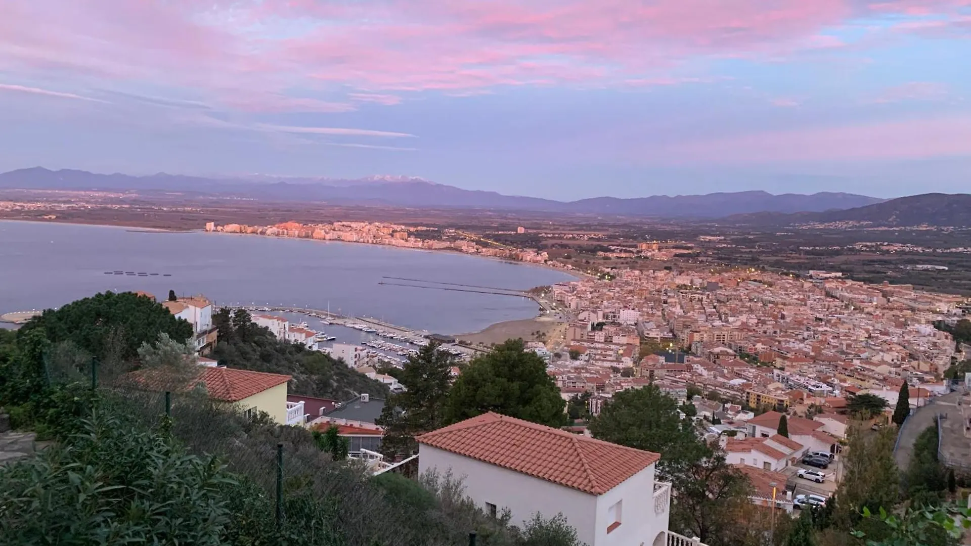 Maison Vacances Avec Piscine Commune Et Vue Mer Roses Spanien